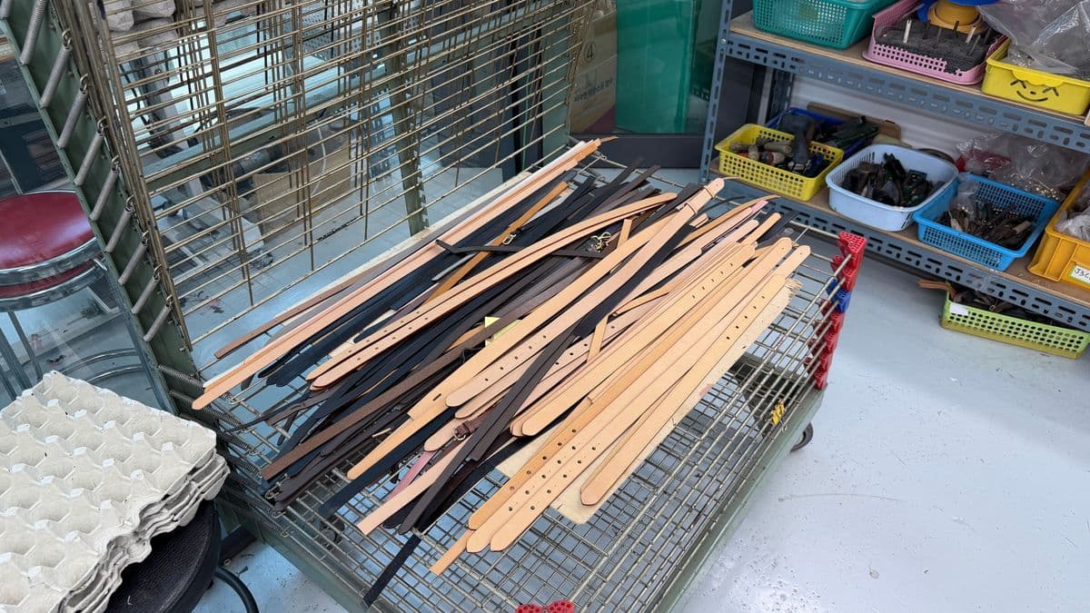 수십 년 경력의 명품 가방 복원 장인이 실제 작업하는 아틀리에 전경